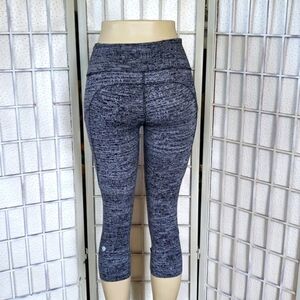 Lululemon black and white capri yoga sports women's leggings size 4
